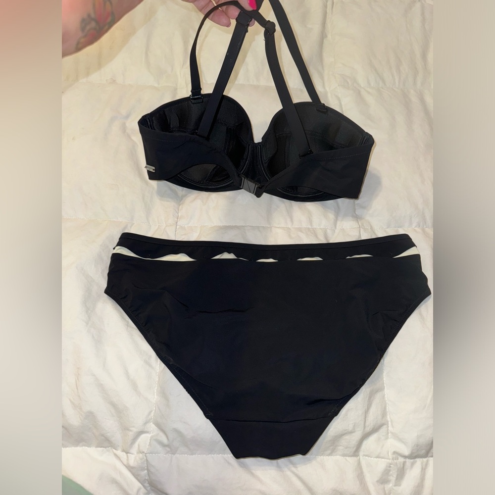 Bikini - Picture 2 of 10